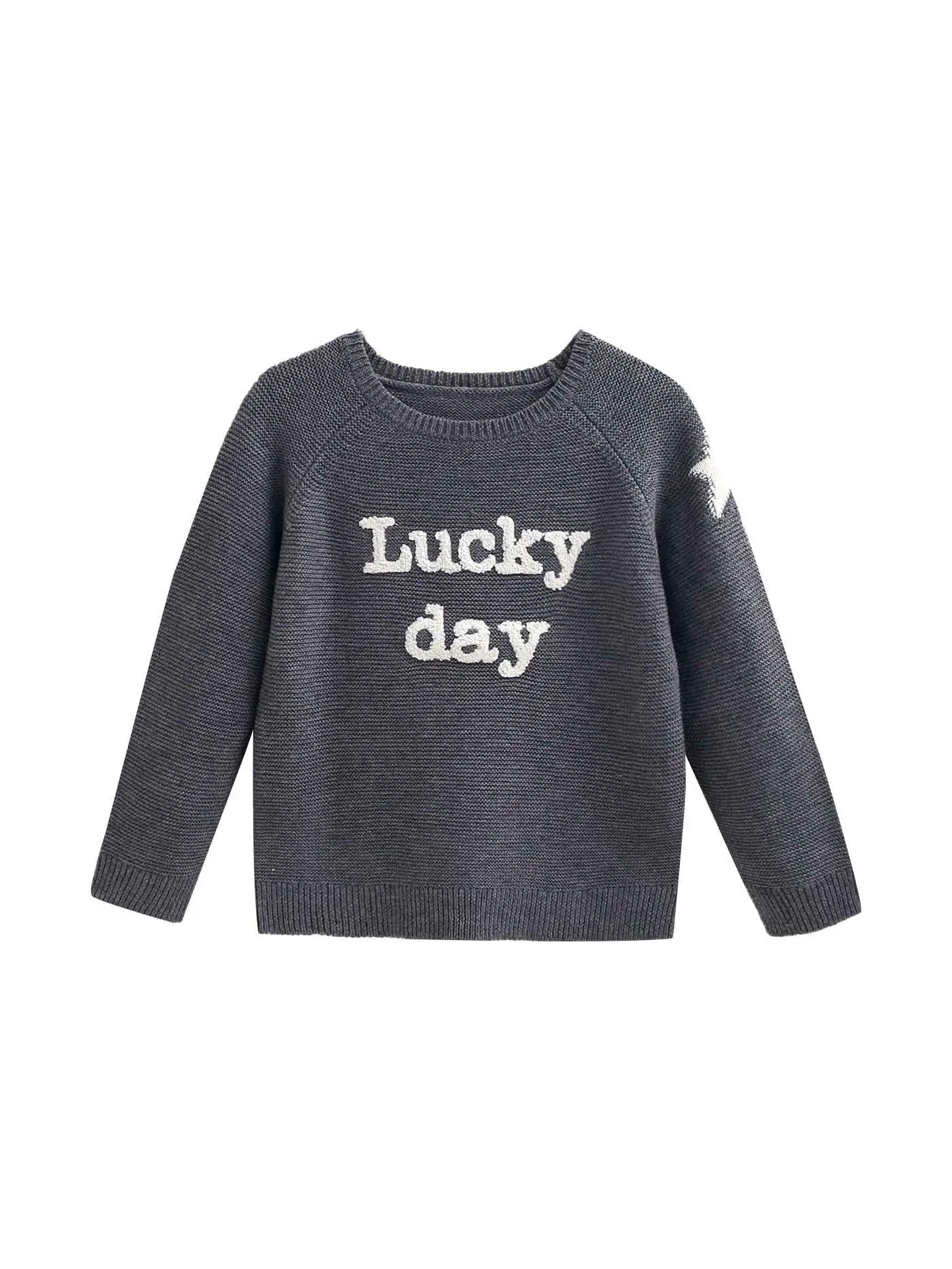 Pull gris avec broderie blanche
