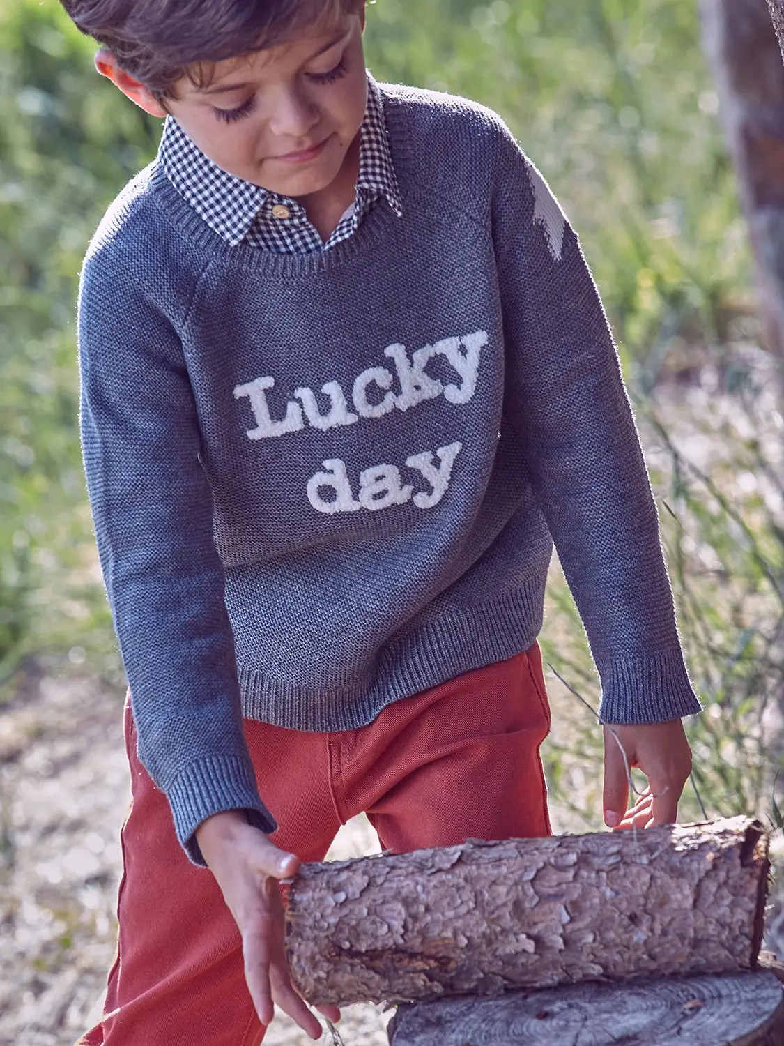 Pull gris avec broderie blanche