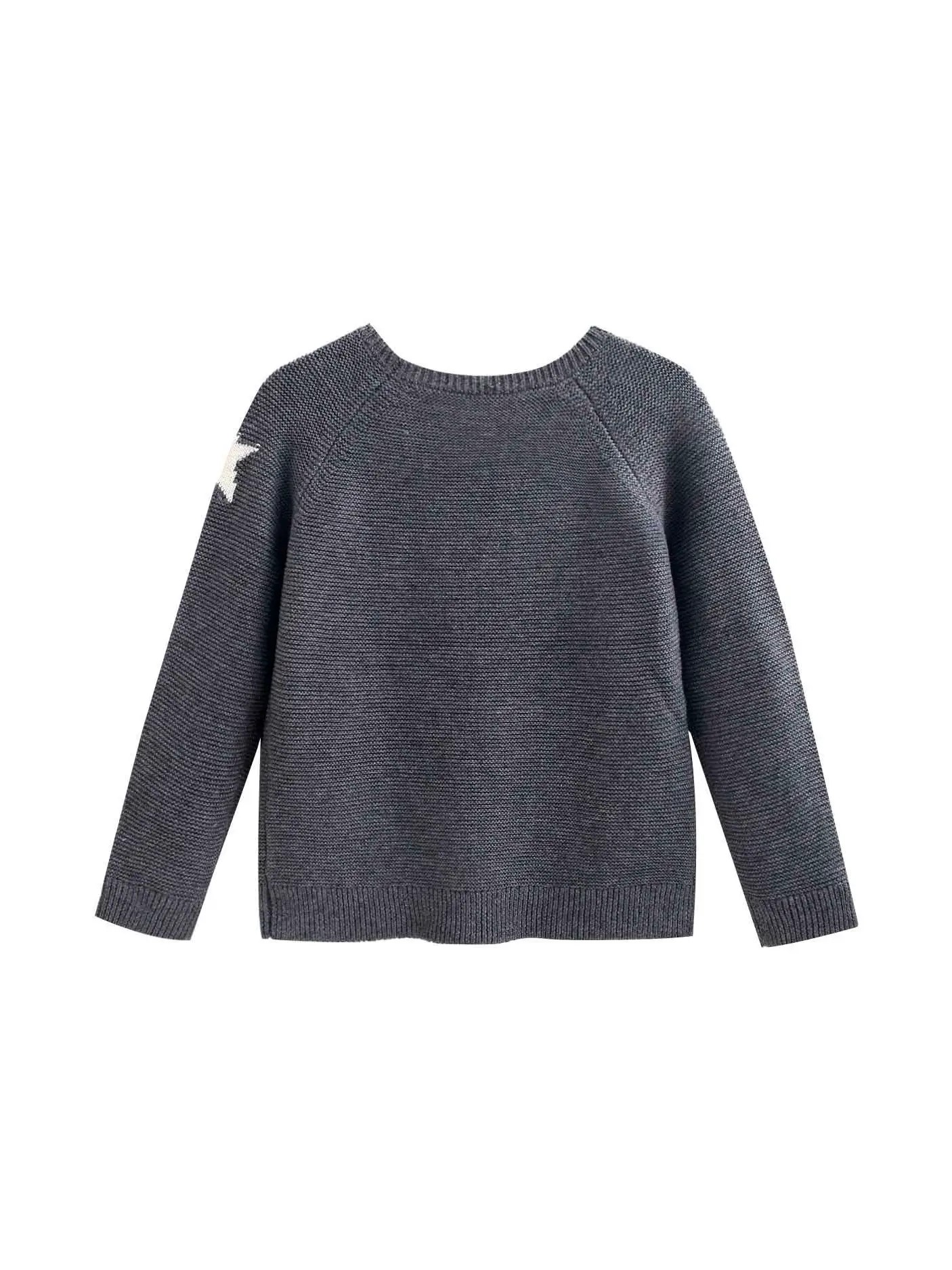 Pull gris avec broderie blanche